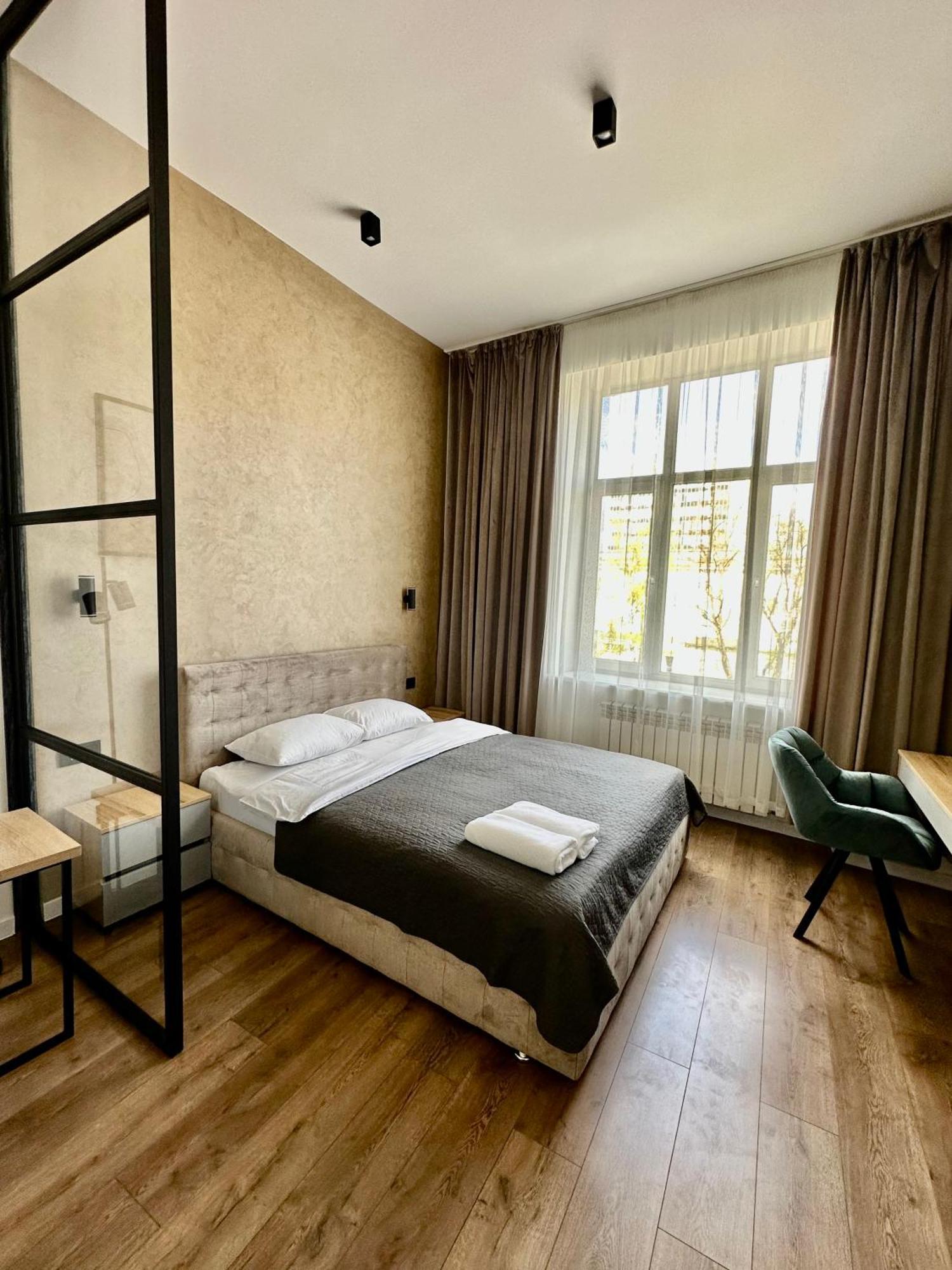 Romantic Apartments - In The Center Of Lviv , King-Size Bed Exterior foto