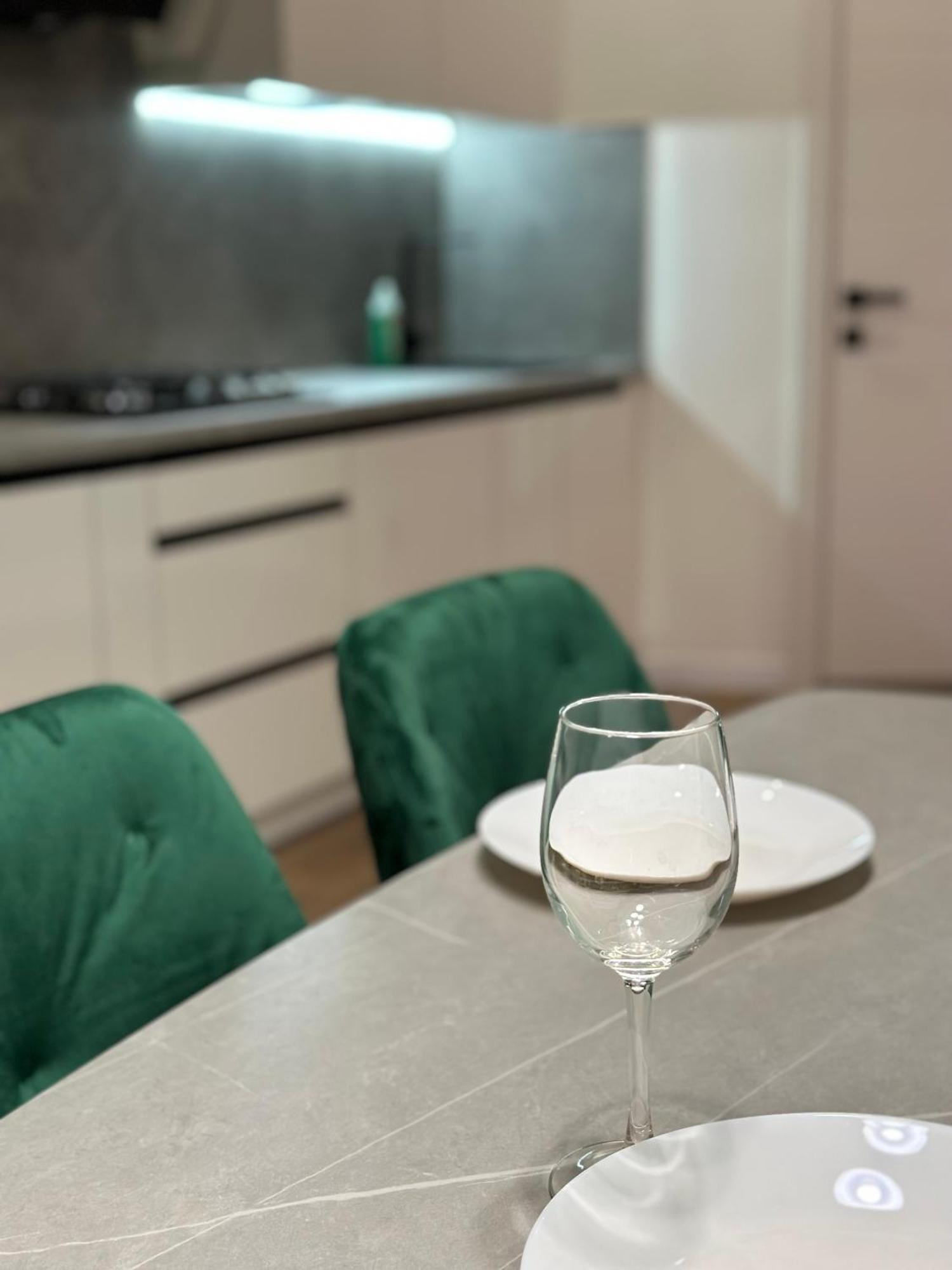 Romantic Apartments - In The Center Of Lviv , King-Size Bed Exterior foto